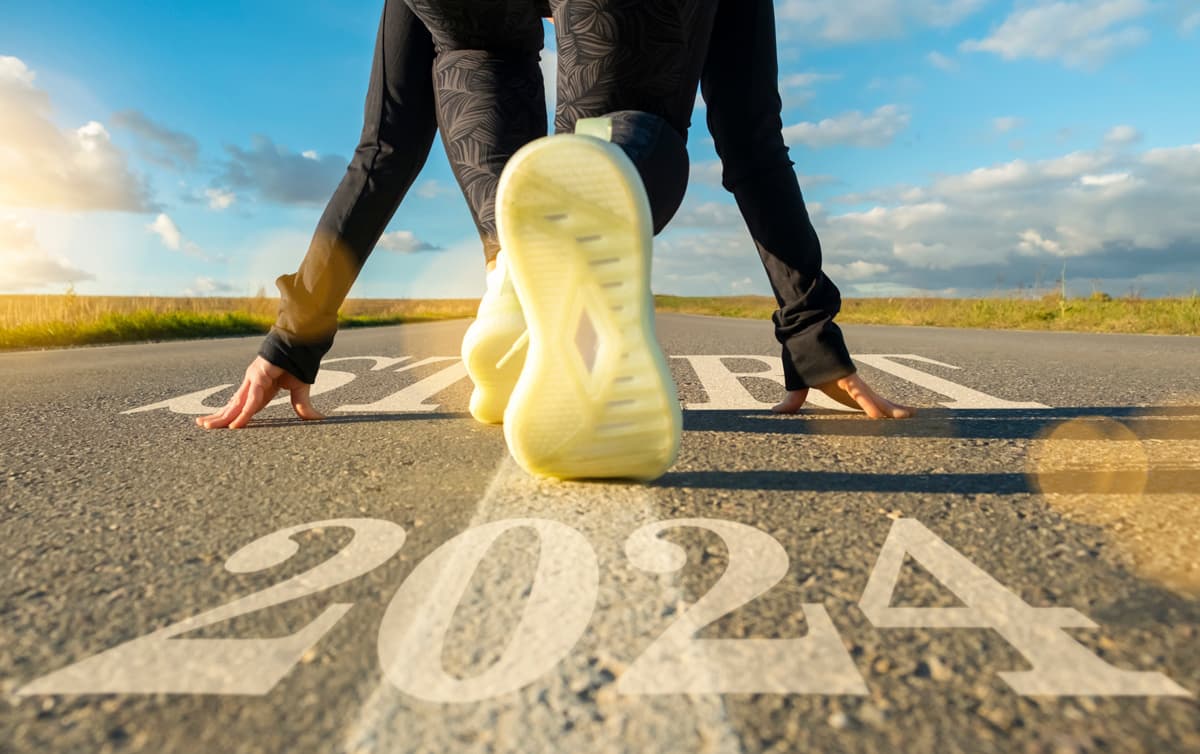 道路のスタートラインに構えるランナーの足元と『2024』の文字が描かれた、JOBFLIX新規オープンをイメージした写真