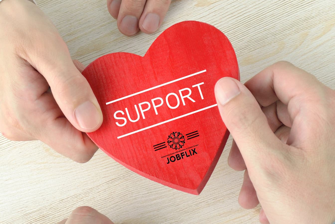 手のひらに置かれたハート型のSUPPORT文字入りオブジェの支援イメージ