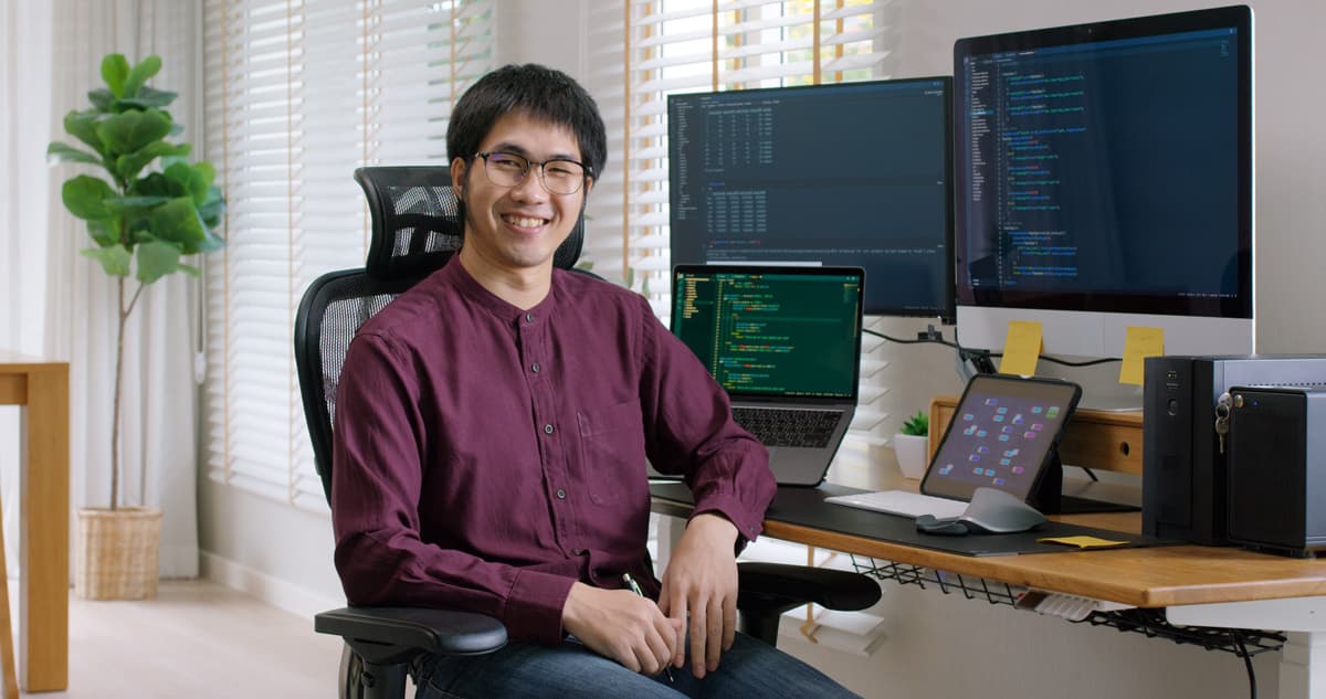 パソコンの前で作業する男性とAI関連のテキストが表示されたIT学習イメージ